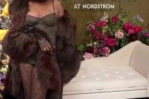 詹姆斯知名迷妹蕾哈娜，这身穿搭什么水平？?