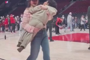 混得很熟了🥰杨瀚森女友抱着利拉德儿子在场边转圈圈~