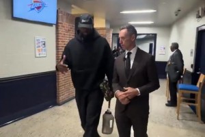 湖人雷霆，詹姆斯和纳什一起抵达球馆时在聊什么呢？