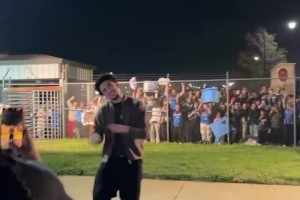 不愧是网红选手！抵达俄城后，麦凯恩带领雷霆球迷热舞！